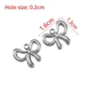 Colgante de lazo de acero inoxidable pulido para joyería DIY, tamaño 1,6cm x 1,3cm plata - 5 Unidades/Paquete / Color Acero