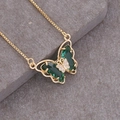 Collana con farfalla in oro 18K con pietre verdi e cristalli su sfondo di pietra - 1# Verde