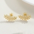 Vue détaillée de boucles d'oreilles dorées en forme de feuille avec zircons fins - Stud boucles d'oreilles / ES2593 Feuille Courte (Or)