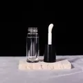 Λεπτομέρεια διάφανου σωλήνα lip gloss 6ml με μαύρο καπάκι και μεγάλο πινέλο εφαρμογής - 6ml / Μαύρο