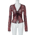 Detail eines roten Mesh-Cardigans mit Leopardenmuster, Bindeband und Rüschenbesatz - XS / Rot