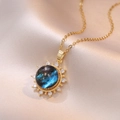 Makroaufnahme des goldenen Sonnenanhängers mit blauem Galaxie-Zentrum und Zirkonia - Gold Traumhafter Planet-4