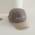 Detail van grijze pluche stof en beige corduroy klep op de kinder winterpet - 54-56cm (4-8 jaar) / koffiekleur