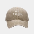 Détail de la casquette de baseball en coton délavé kaki avec texte blanc Yes I'm cold - Réglable / Kaki