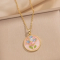 Collana dorata con ciondolo floreale in smalto rosa, petali blu e perla centrale - Fiore Rotondo - Rosa (A10 Rosa)