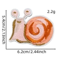 Dettaglio macro della toppa ricamata a lumaca rosa con misure di 6,2x5,4 cm - Toppa Fata 4# (Lumaca)