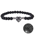 Dettaglio del bracciale di perle di pietra zebra rosa con proiezione Ti Amo in 100 lingue - Bracciale in Pietra Opaca