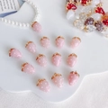 Détails macro de pendentifs fraises en résine avec crochets dorés sur un plateau ondulé - 3# Rose