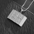 Detalle del colgante de Biblia abierta con cruz y diamantes de imitación en cadena de caja - Color Acero