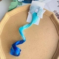 Dettaglio del fiocco di paillettes blu con extension per capelli a gradiente blu - Pezzo Singolo / Blu