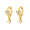 Makroaufnahme von Gold-Blumenohrringen mit Mikro-Zirkonia und funkelnden Tropfenanhängern - Platin