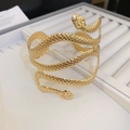 Detail van een gouden slangenvormige armband met verfijnde schubtexturen en luxe metaalglans - Meerlagig Omwikkeld / Goud (3#)