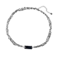 Collana a doppia catena in titanio da uomo con pendente in zircone nero su sfondo bianco - Collana