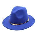 Dettaglio di fedora in lana blu reale con cinturino in pelle intrecciata e perline colorate - Blu
