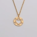 Collar para mujer en acero de titanio dorado con colgante MOM en forma de corazón calado - Estilo Doble Corazón Hueco / Dorado
