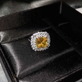 Detailaufnahme eines luxuriösen gelben Ringes mit Kissen-Schliff in einer Schmuckschatulle - Gelber Zirkonia Ring (Verstellbar)
