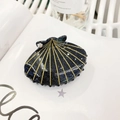 Vue détaillée de la pince à cheveux en forme de coquille bleu foncé avec strass - Env. 8cm / Bleu Étoilé