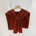 Scialle in maglia color caramello da donna con design a nodo su gruccia in legno - Caramello