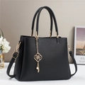 Elegante bolso de mano en cuero negro con textura de lichi y herrajes dorados - Negro