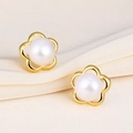 Orecchini a fiore dorati con perle d'acqua dolce bianche su seta beige - Perno in Argento 925/Perla / Oro