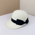 Elegante cappello da equitazione in feltro di lana bianco con nastro nero e fiocco - Regolabile M (56-58cm) / Bianco