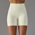 Detailopname van de ademende honingraatstructuur op de naadloze yoga short met hoge taille - Wit