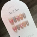 Handgefertigte Press-on Nails mit rosa Glitzer, Perlen und Schmetterlingsdekor - Groß (L) / 885 Verträumter Meerjungfrauenschwanz Kurz Trapez