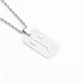 Gros plan du collier hip-hop en acier titane avec un pendentif rectangulaire lettre T - Lettre T / Argent