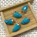 Five turquoise-colored horn charms with gold-plated metal caps on a bamboo tray - 10x20mm / Dark Blue Turquoise