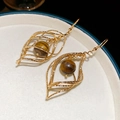 Macro de boucles d'oreilles en feuilles torsadées ajourées avec une perle œil de tigre - Crochets de boucles d'oreilles / Brun doré