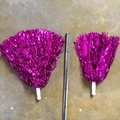 Paar levendige rozerode cheerleading pompons met witte handvatten en een meetlint erbij - Rechte Steel 40g Rozerood (medium Dichtheid Geschikt Voor Middelbare Scholieren + Volwassenen)