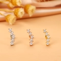 Vista macro di orecchini a lobo curvi con zirconi in argento, oro e oro rosa lucido - 7# (Fila Curva) / Argento