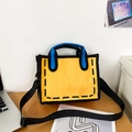 Gelbe 2D-Cartoon-Canvas-Tasche mit blauen Henkeln und schwarzem Schultergurt - Gelb
