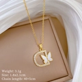 Primer plano de un collar dorado con colgante D, nácar de mariposa y cristales brillantes - Colgante de Mariposa y Letra D Dorado (F144钛钢链条铜微镶吊坠)