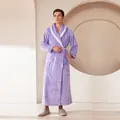 Übergroßer helllilafarbener Flanell-Bademantel für Herren mit weißem Schalkragen - Hellviolett (Herrenmodell)
