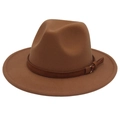 Détail du chapeau fedora caramel avec ceinture en cuir et boucle dorée sur fond blanc - Khaki (Bord Plat Corde Jaune)