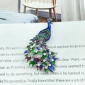 Pauw emaille broche met blauwe en groene veren en kristallen accenten op zilverlegering - Blauwe Pauw Zilveren Basis