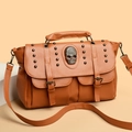 Borsa a tracolla vintage marrone caramello con teschio e borchie stile punk - Marrone