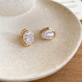 Dettaglio di orecchini vintage francesi con perle e cornice dorata su piatto ceramico - Clip per orecchio con perla barocca irregolare - Oro - Bianco