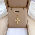 Macro-opname van een gouden kruis hanger met zirkonia steentjes in een sieradendoos - Wit (H107)