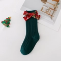 Détail de chaussettes de Noël en tricot côtelé vert foncé avec nœud écossais rouge et flocon - Xs 0-1 Ans / Vert Foncé Romantique