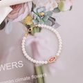 Detailaufnahme des Perlenarmbands mit goldenem Hamsa-Anhänger und roten Pailletten - 1#Rot