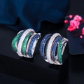 Détail de boucles d'oreilles multi-anneaux en argent avec zircons bleus, verts et blancs - Vert