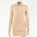 Vue détaillée robe beige à manches longues avec patte de boutonnage et plis élégants - S / Kaki