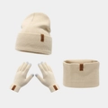 Detalle del conjunto de invierno en punto crema con guantes táctiles y etiqueta de cuero - Beige