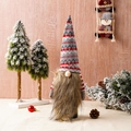 Detail van een kerstgnome flessendecoratie met gebreide muts en een lange bruine baard van bont - Stijl A (Grijs Rode Hoed Bruine Baard)