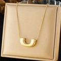 Collana con pendente a U placcata in oro esposta su una confezione regalo dorata - Stile a Forma di U Oro (N3301)