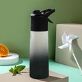 Schwarz-weiße Gradienten-Sprühflasche für Sport mit praktischer 2-in-1 Trinkfunktion - 650ml / Farbkarton / Farbverlauf Schwarz