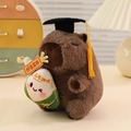 Braunes Capybara-Plüschtier mit Doktorhut und Glücks-Zongzi-Anhänger für den Studienerfolg - Zongzi-Stil / Graubraun