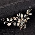 Detalle del peine para el pelo con hojas doradas, pedrería brillante y perlas finas - Dorado